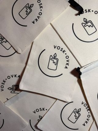 Nový obal, stejná vůně. Každá VOSK•OVKA má teď svůj vlastní pytlík.📦 Sleduj náš příběh na Instagramu a Tiktoku, celou...